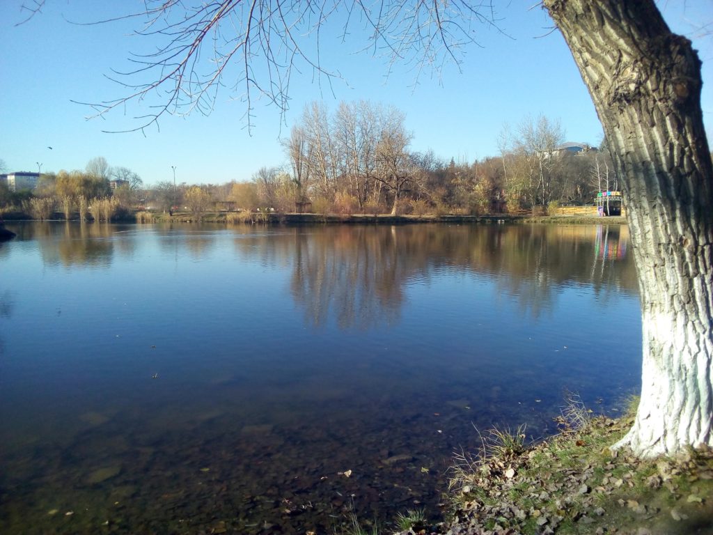 Панорама парковского озера в Пятигорске в осенний день