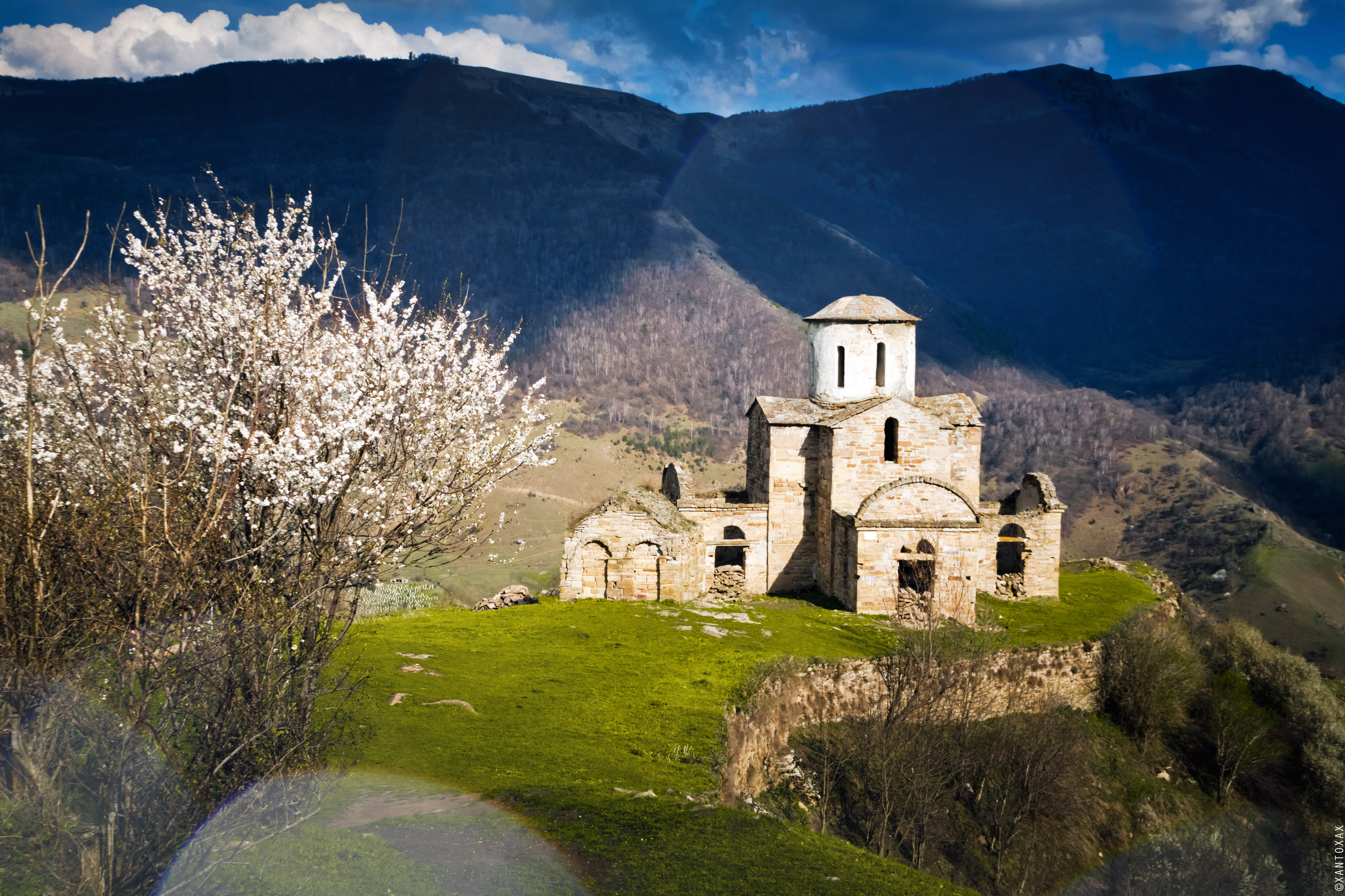 Сентинский храм Кавказ. Сентинский древнехристианский храм. Сентинский храм фото. Шаонинский храм.