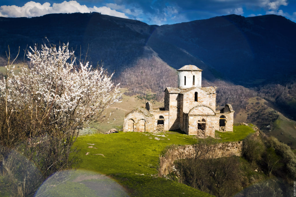Заброшенный Сентинский храм в горах Кавказа