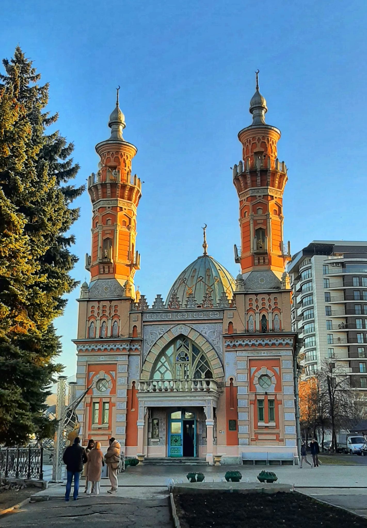 Мухтаров мечеть владикавказ. Владикавказ мечеть на берегу Терека внутри.