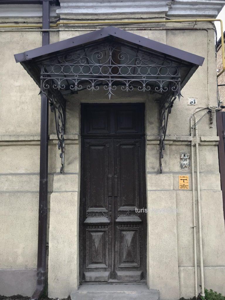 Пешая экскурсия по Пятигорску: старинные двери курортного города
